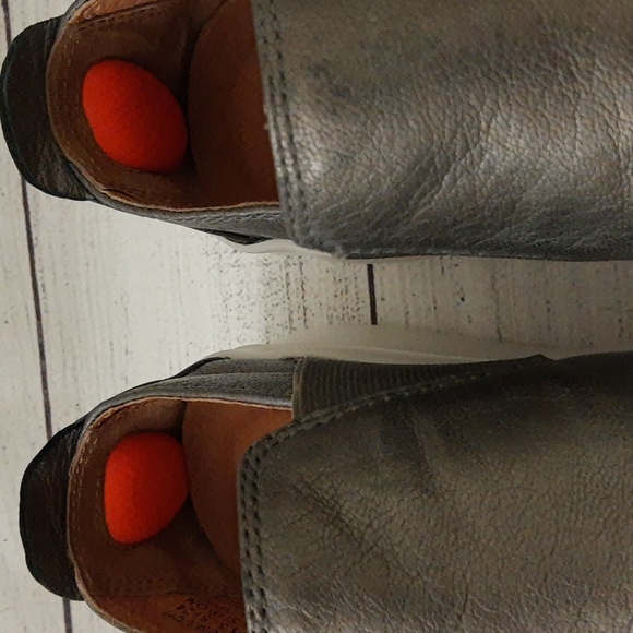 Gentle Souls by Kenneth Cole Rosette Platform Slip On Sneaker Pewter 7.5 - Picture 11 of 15